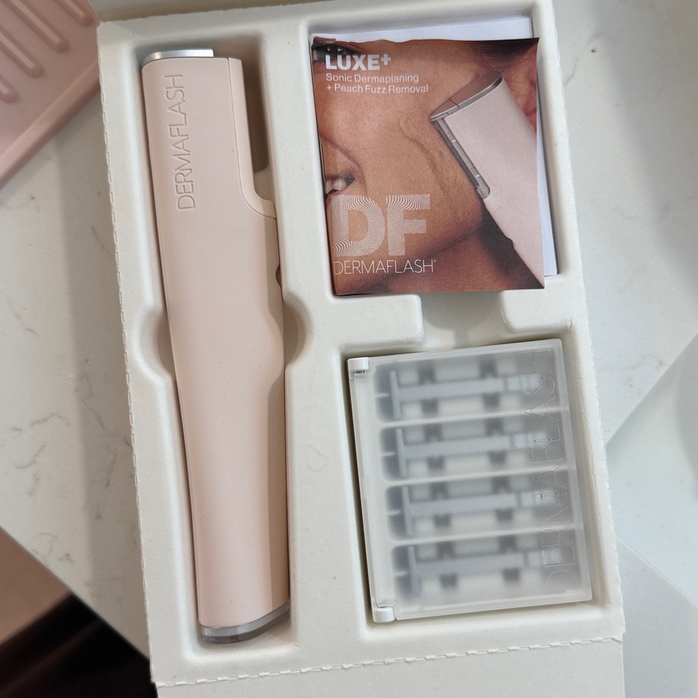 Dermaflash Luxe+ Sonic Dermaplaning Peach Fuzz Removal - Picture 5 of 6